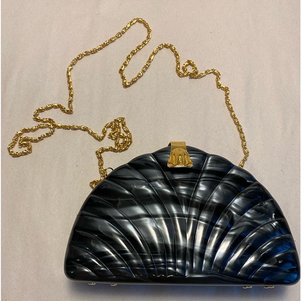 Seashell shaped purse